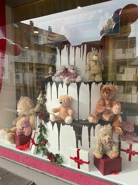 AußenDeko zum 25 jährigen Bestehen der Bären-Apotheke Pfuhl